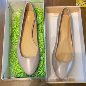 Michael Kors leather flats in color aluminum